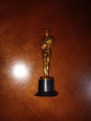 Trofeo pequeño de juguete de los premios oscar