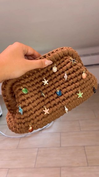 Clutch marrone con charm