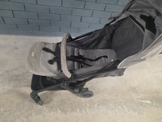 Silla de paseo Joie gris