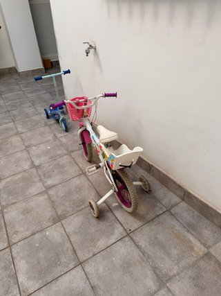 Bicicleta infantil niña con ruedines