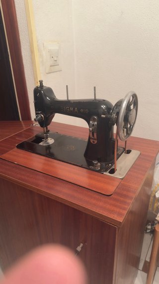 Máquina de coser Singer con mueble