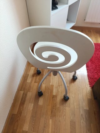 Silla de estudio blanca con ruedas