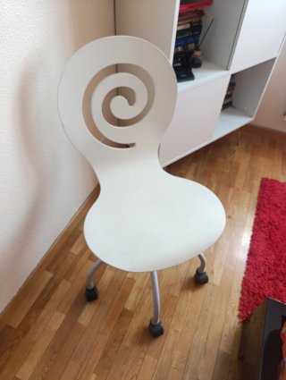 Silla de estudio blanca con ruedas