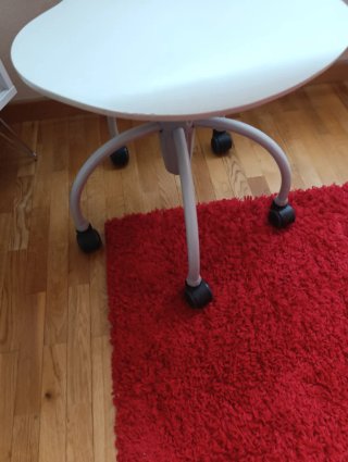 Silla de estudio blanca con ruedas