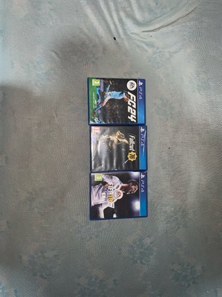 PS4 Slim Negra + 3 Juegos + Mando + Cables