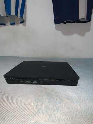 PS4 Slim Negra + 3 Juegos + Mando + Cables