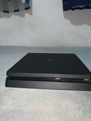PS4 Slim Negra + 3 Juegos + Mando + Cables