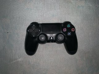 PS4 Slim Negra + 3 Juegos + Mando + Cables