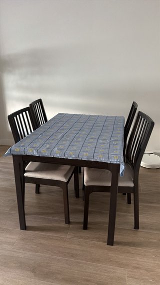 Mesa de comedor con 4 sillas