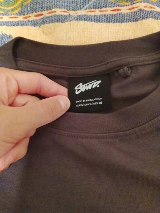 Camiseta oscura con logo pequeño