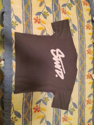 Camiseta oscura con logo pequeño