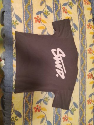 Camiseta oscura con logo pequeño