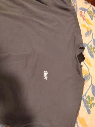 Camiseta oscura con logo pequeño