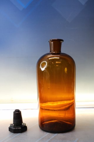 4 botellas de boticario, farmacia, vidrio ámbar, tapones de cristal.