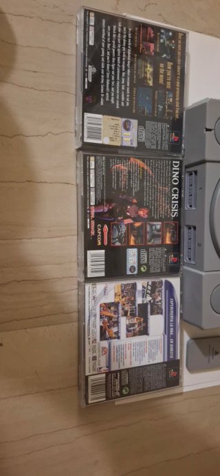 Lote PS1: Dino Crisis, Oddworld, NBA Live 2001