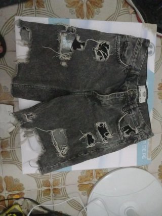 Pantalón vaquero gris desgarrado talla S