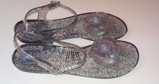 Sandalias de playa grises nuevas