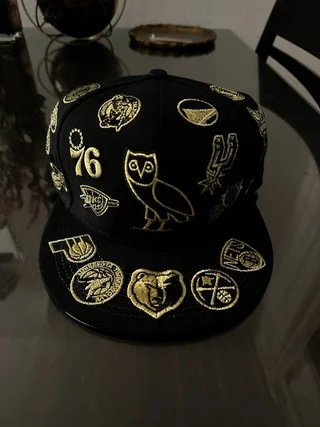 Gorra Negra con Parches Dorados