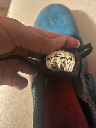 Zapatillas de fútbol azules y naranjas