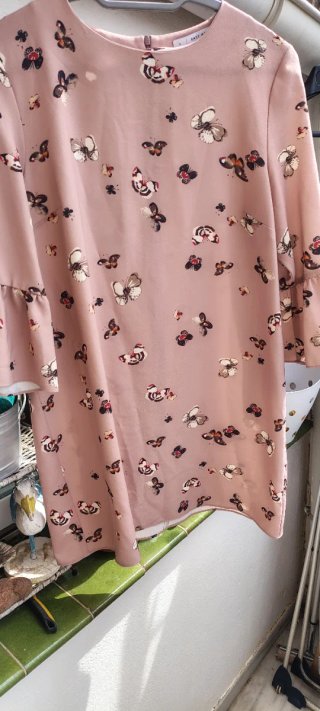 Vestido rosa con estampado de mariposas