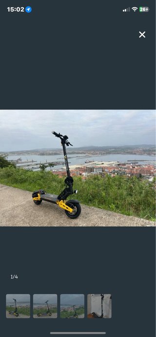 Patinete eléctrico negro y amarillo