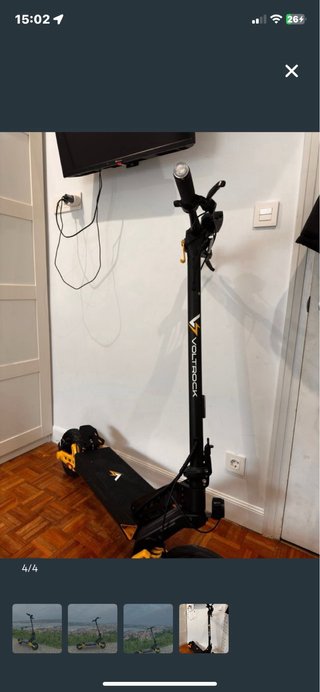 Patinete eléctrico negro y amarillo