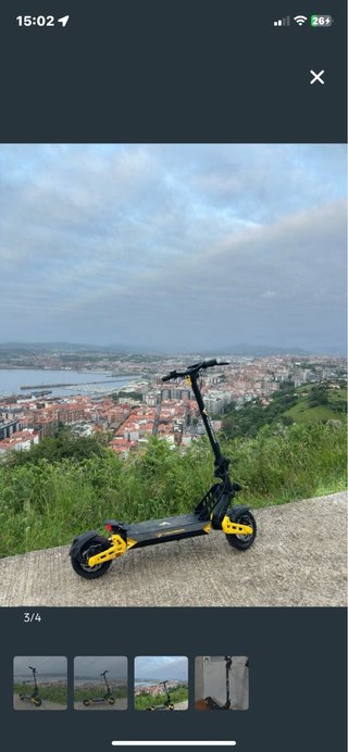 Patinete eléctrico negro y amarillo