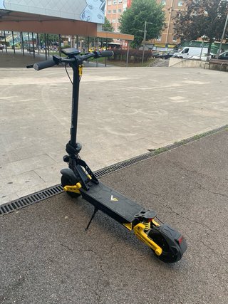 Patinete eléctrico negro y amarillo