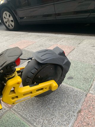 Patinete eléctrico negro y amarillo