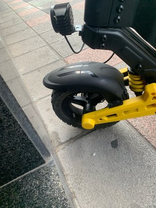 Patinete eléctrico negro y amarillo