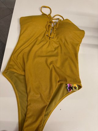 Costume giallo con lacci
