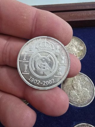 Estuche de madera con 12 monedas, Real Madrid