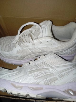 ASICS Gel-Kayano 14 Talla 40 Plata/Blanco