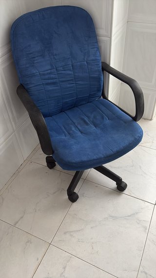 Silla de oficina azul y negra