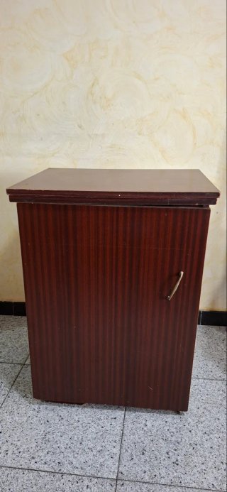 Máquina de coser antigua con mueble.
