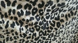 Pantaloni fantasia animalier beige e neri