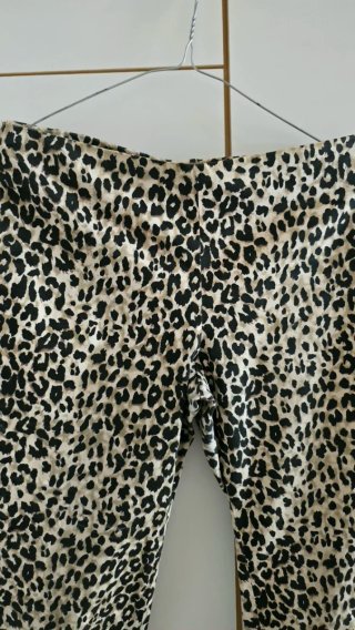 Pantaloni fantasia animalier beige e neri