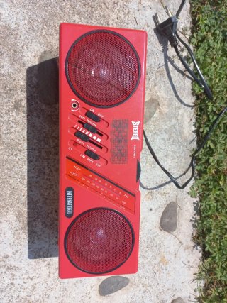 Radio Portátil Vintage Roja