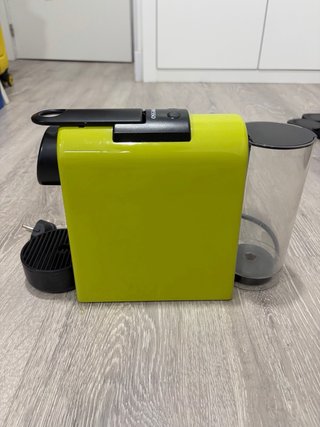 Cafetera Nespresso DeLonghi Essenza Mini Lima