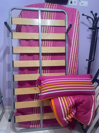 SOMIER Y COLCHÓN CON SÁBANAS, EDREDÓN Y ALMOHADA