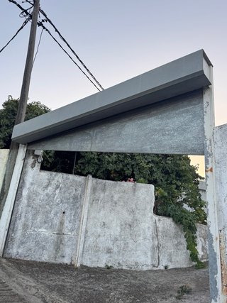 Puerta metálica para finca o garaje