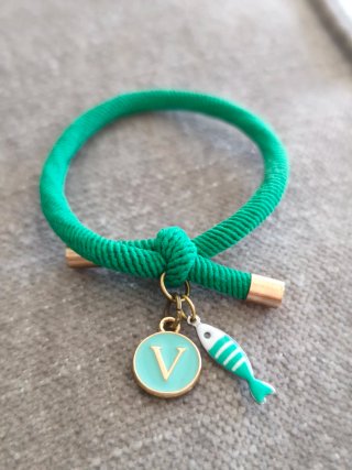 Pulsera personalizada con charm V y pez