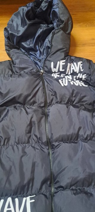Abrigo azul con estampado