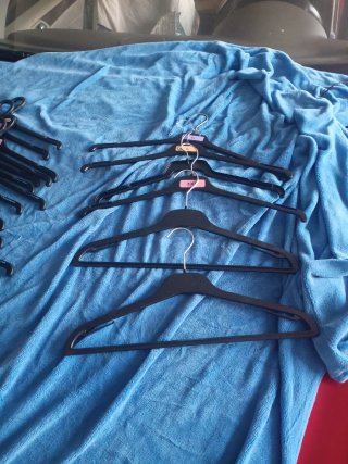 Lote de 60 perchas de plástico para ropa adulta