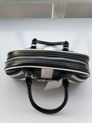 Bolso Bershka negro y blanco con número 05