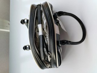 Bolso Bershka negro y blanco con número 05