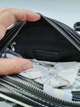 Bolso Bershka negro y blanco con número 05