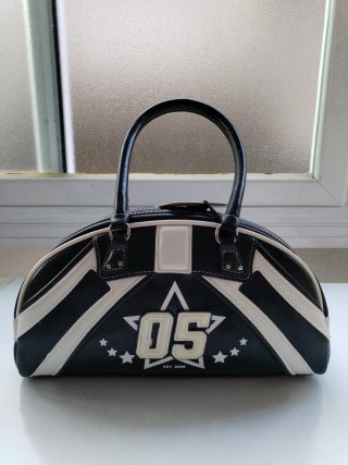 Bolso Bershka negro y blanco con número 05