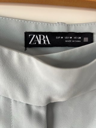 Set Zara: top bianco e pantaloni blu