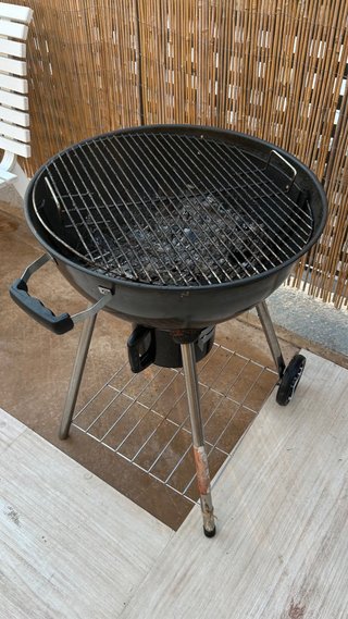 Barbacoa de carbón negra para reparar.
